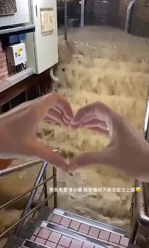 還有學生PO出前年在同地點的階梯泥流影片，笑稱：「同一個位置，同樣的場景，超好笑。」翻攝Threads