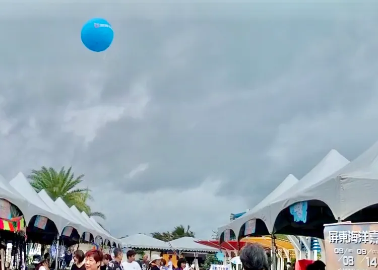 「2024屏東海洋嘉年華」 就可看到《壹蘋新聞網》 巨型氣球升起至20公尺高空 。《壹蘋新聞網》攝