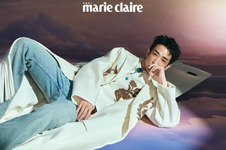 劉以豪穿著LV白色流蘇大衣、白色西裝背心、白色襯衫、天藍色領帶。《Marie Claire Taiwan 美麗佳人》 提供