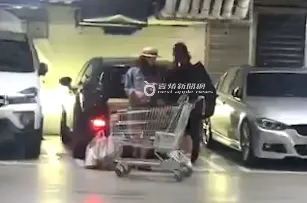 夫妻倆分工合作，許富翔（右）搬酒，陳意涵則拿輕的東西。特勤中心攝