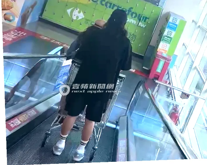 許富翔和陳意涵採買完下地下停車場。特勤中心攝