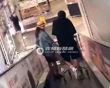 陳意涵（左）回頭確認東西都有買到。特勤中心攝