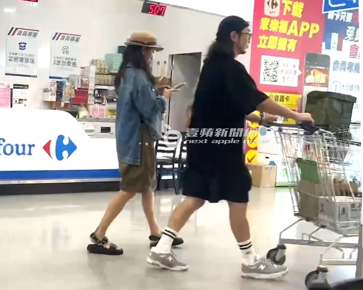 陳意涵（左）放心滑手機跟在許富翔旁邊。特勤中心攝