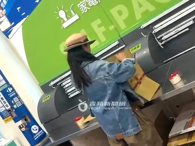 陳意涵組裝紙箱非常迅速。特勤中心攝