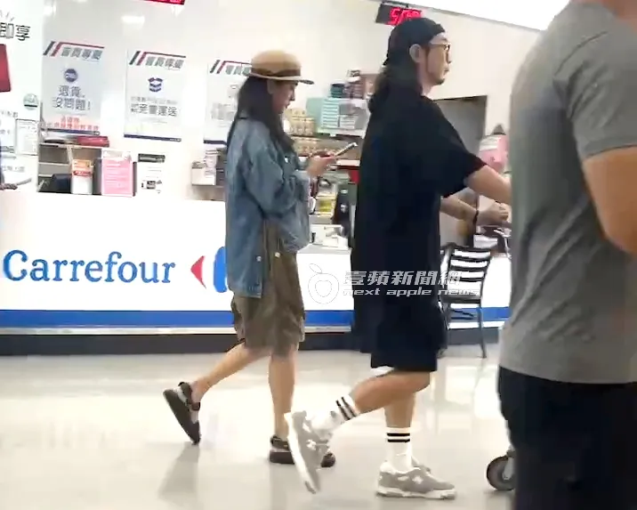 陳意涵（左）和老公許富翔逛完賣場準備離開。特勤中心攝