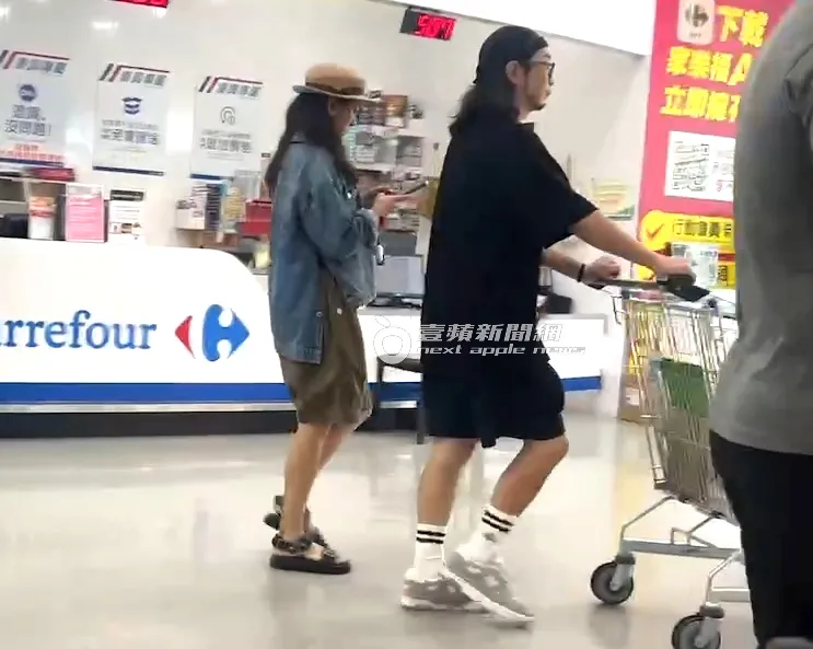 許富翔（右）展現老公力全程推車。特勤中心攝