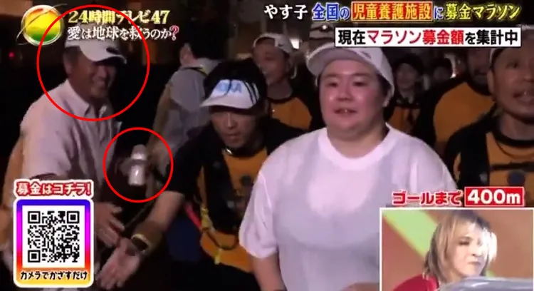 摸胸阿伯露出賊笑，左手拿著像奶瓶的物品。翻攝日本電視台