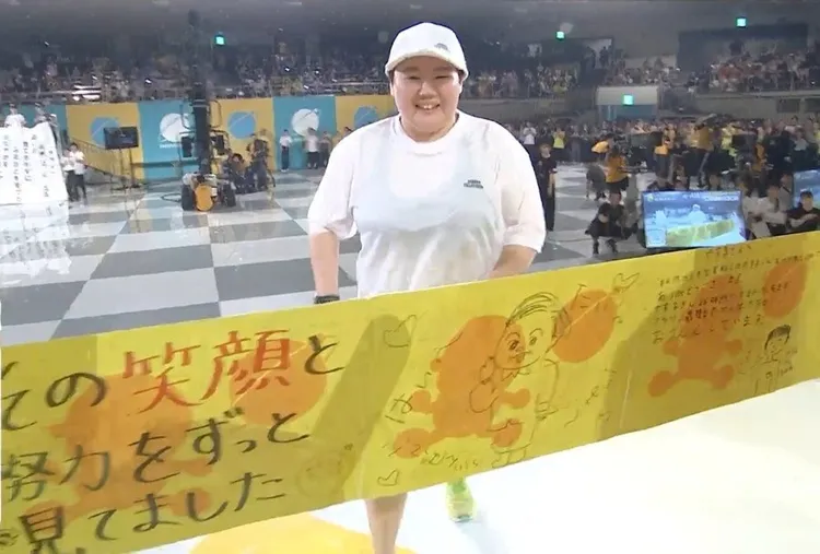 安子白T透出黑色內衣，許多觀眾認為不妥。翻攝yasuko_sma X