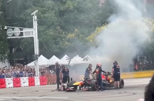 燒胎片|Red Bull Showrun開飆粉絲嗨翻 F1冠軍車燒起來 角田裕毅攤手「OK啦」