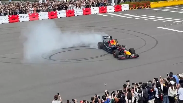 角田裕毅坐進RB8賽車大秀過彎甩尾、原地燒胎等高難度技術。民眾提供