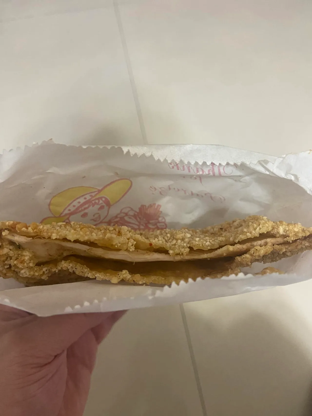 有網友抱怨花80買雞排，結果薄的跟紙一樣。翻攝「爆料公社二社」臉書