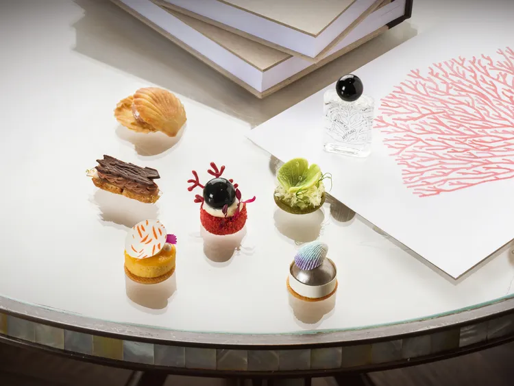 台北文華東方酒店行政主廚馮俊傑與行政西點主廚趙崇曦發揮巧思，以Diptyque嶄新「Les Essences de Diptyque」淡香精系列為主題，藉由賦予自然秘境中「珊瑚、珍珠母貝、樹皮、睡蓮和沙漠玫瑰」的嗅覺藝術篇章，化作於味蕾詮釋珍貴且迷人的感官旅程。業者提供