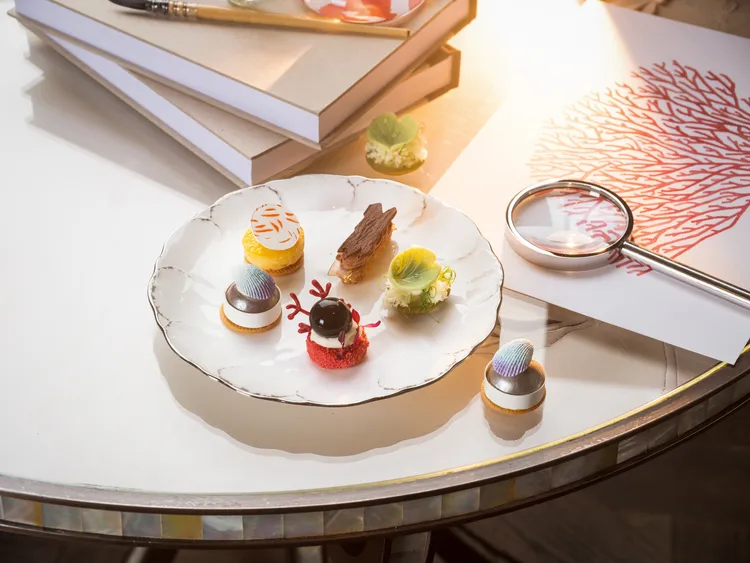 行政西點主廚趙崇曦以秘境瑰寶所呈現的自然之美為靈感，每一款甜品皆展現了創意巧思與美感，演繹色彩斑斕的藝術甜點盛宴。業者提供