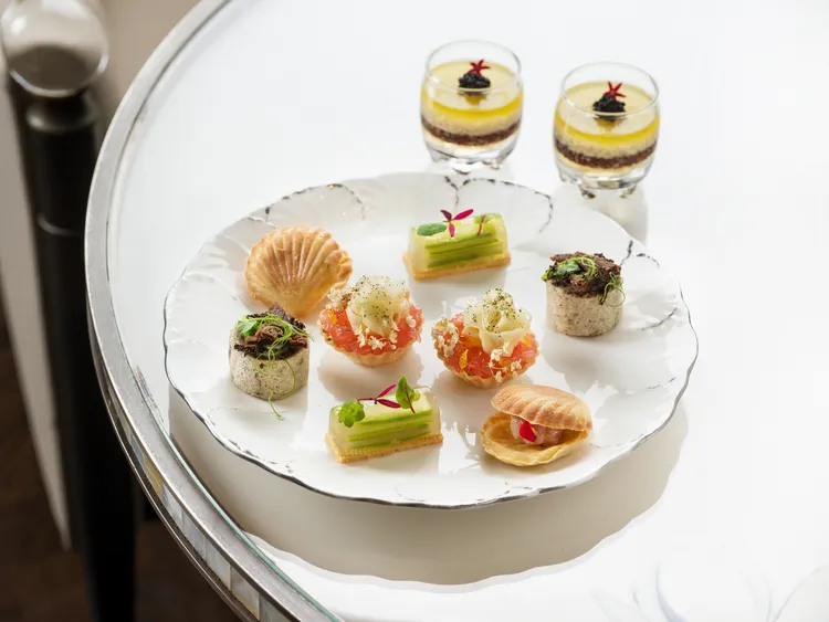 行政主廚馮俊傑精選藜麥、青蘆筍等健康清爽的食材，搭配以黑松露、鮭魚卵與干貝等巧妙創作多款鹹點。業者提供