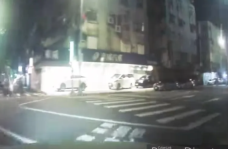 賴男PO網自己的行車紀錄器，指出沒看到路人。翻攝自爆料公社