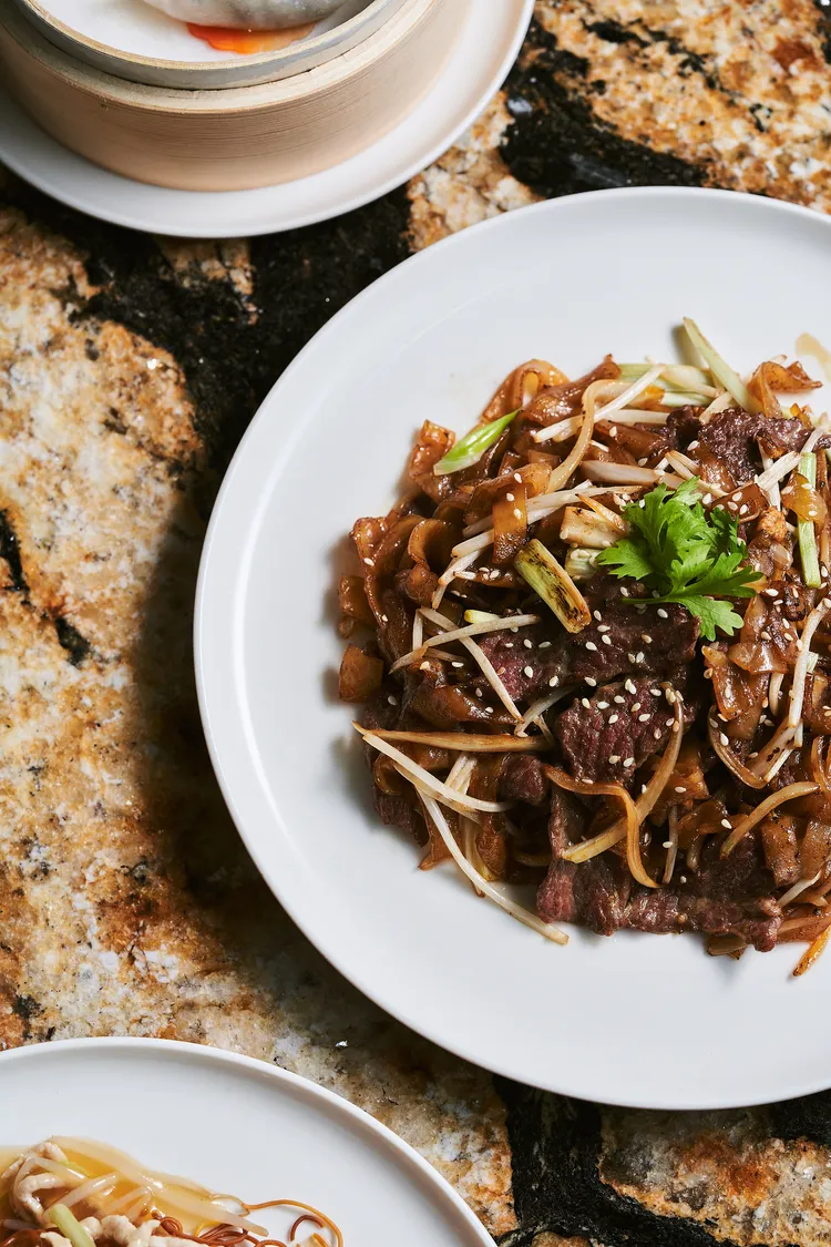 宋慧喬當日品嚐了干炒牛河等菜色。捌伍添第提供