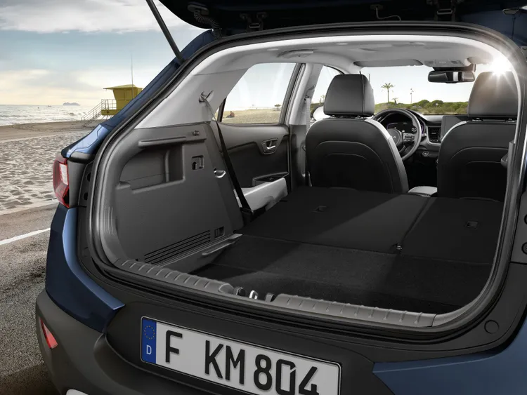 6:4分離可折式後座椅與後座椅背可向前折平設計，提供更佳寬敞可靈活運用的行李廂空間。原廠照片