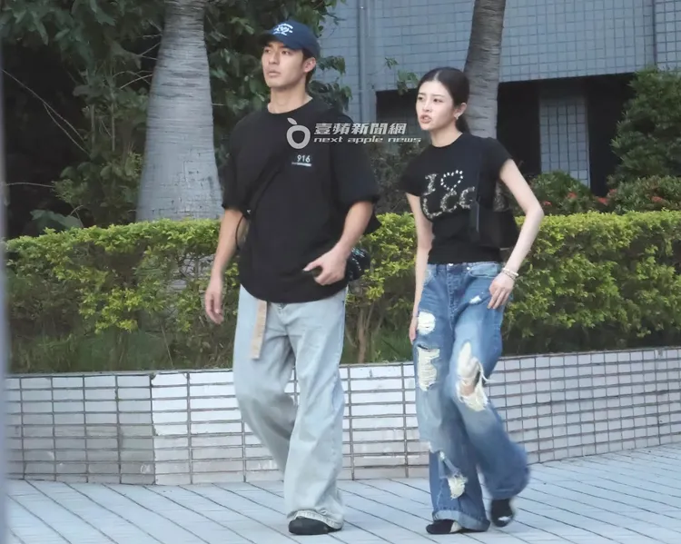 詹子萱（右）跟陳昊森日前被《壹蘋新聞網》拍到2人穿黑色「情侶裝」，並肩逛街，滔滔不絕暢聊。特勤中心攝