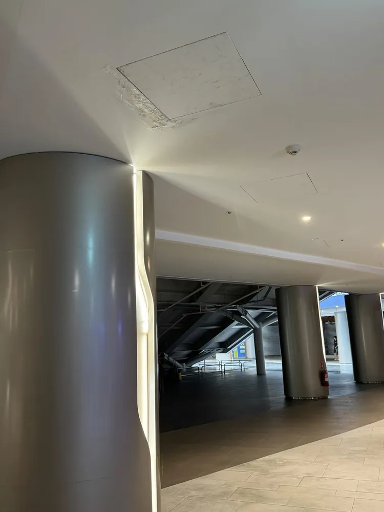 大巨蛋漏水範圍不只場內，還有4號入口前方的天花板。議員陳宥丞提供
