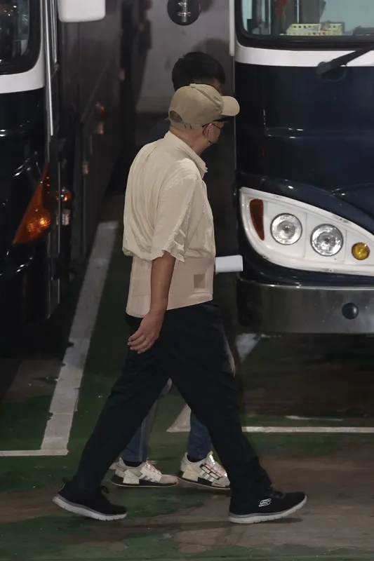 前鼎越公司董事長朱亞虎（右）遭北檢收押禁見，今凌晨上囚車送往看守所。