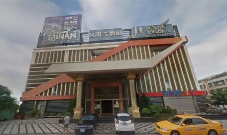 台南市一家舞廳清晨傳出槍響，警方晚間找到2人，竟是酒客喝茫「試槍」。取自Google map