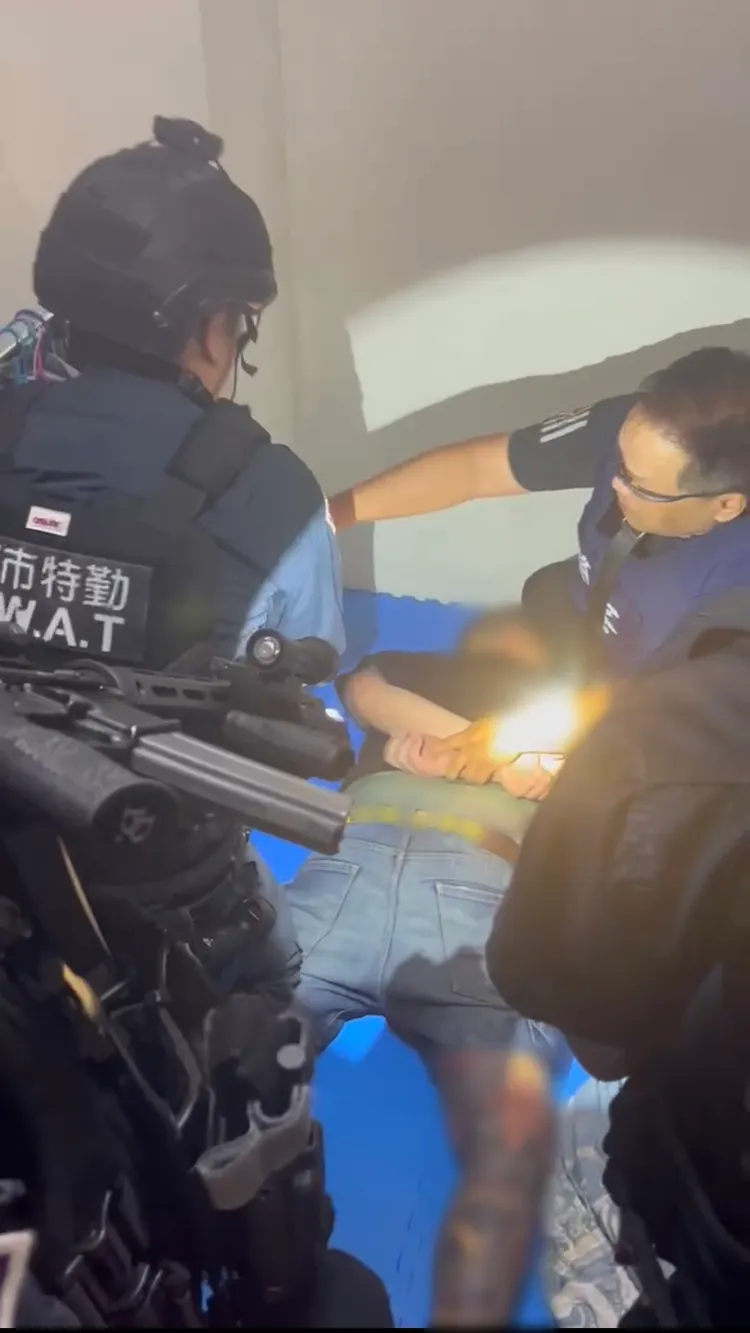 警方今天晚間循線找到開槍2人，其中一人竟然還在醉，乖乖就逮。民眾提供