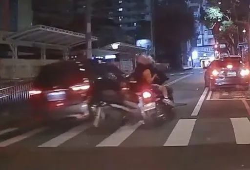 国中校门口超车不慎擦撞2机车　人车倒地酿3伤