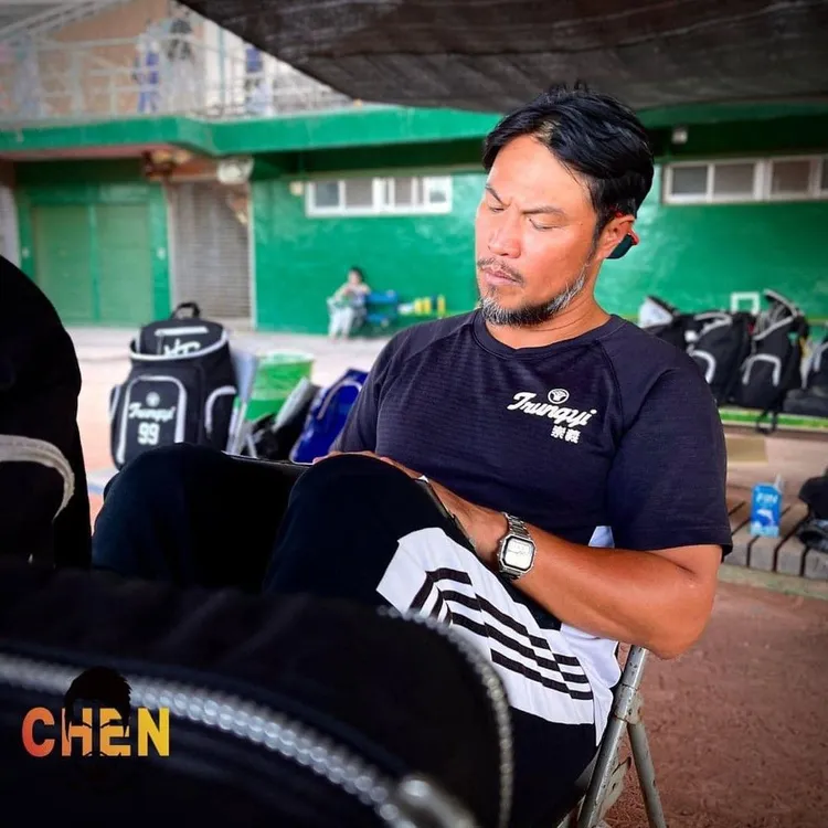 陳致遠因假球退役後仍在學校教棒球，並活躍在演藝圈。翻攝陳致遠臉書