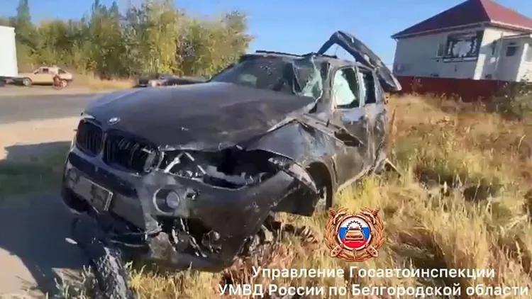 車輛超速失控後在路邊翻滾嚴重毀損。翻攝畫面