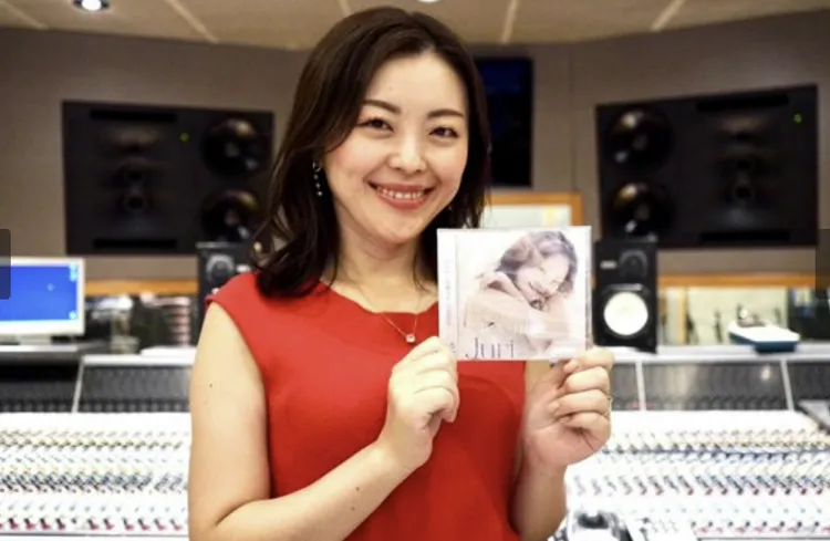 客戶開心拿到自己的CD。翻攝自朝日新聞