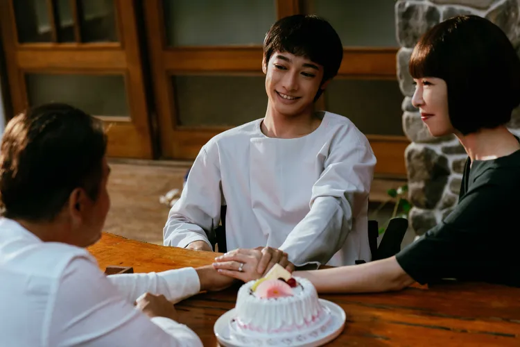 劉修甫（中）與天心（右）、李銘順兩位氣場強大的演員對戲也毫不怯場。金禾創意提供