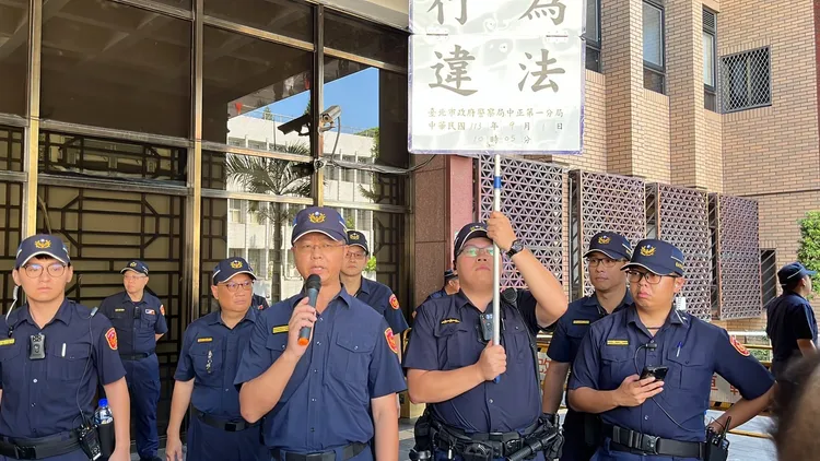 中正一分局今天上午第一次舉牌警告，要求小草們迅速離開。翻攝畫面