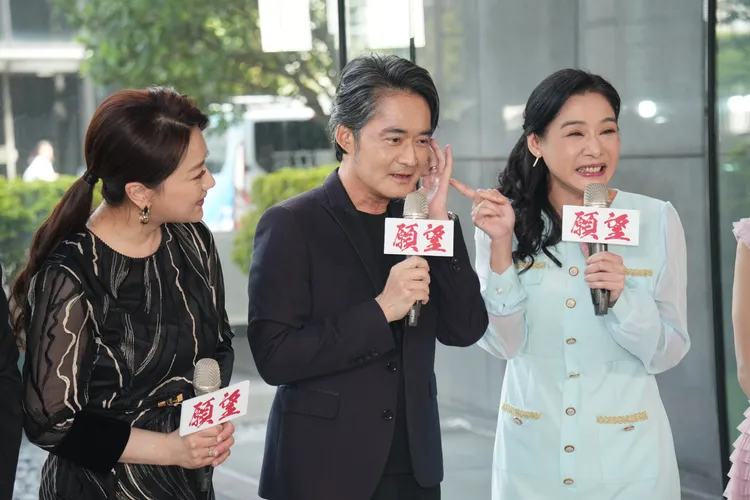 陳柏渝（右起）和江國賓首次合作，嚇到手抖，左為苗真。彭欣偉攝影