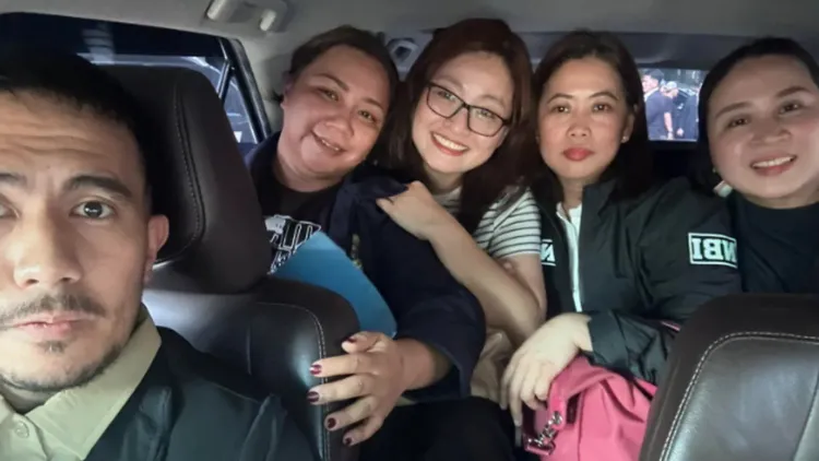 郭華萍押解時滿面笑容。菲律賓調查局提供