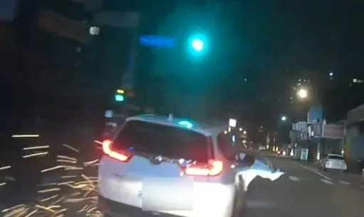 酒駕男拒檢瘋狂肇逃 撞倒機車卡車底冒火花!警網圍捕逼停逮人