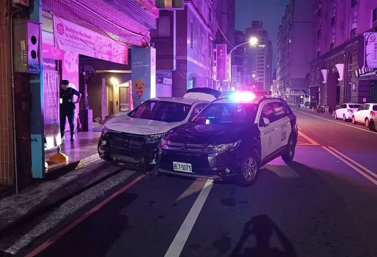 警車逼停。桃園警分局提供