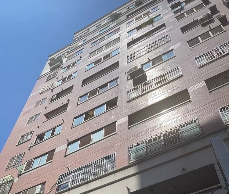 台中市一對陳姓男女朋友在租屋處玩情趣遊戲，男子卻失足墜落，目擊民眾嚇傻。民眾提供