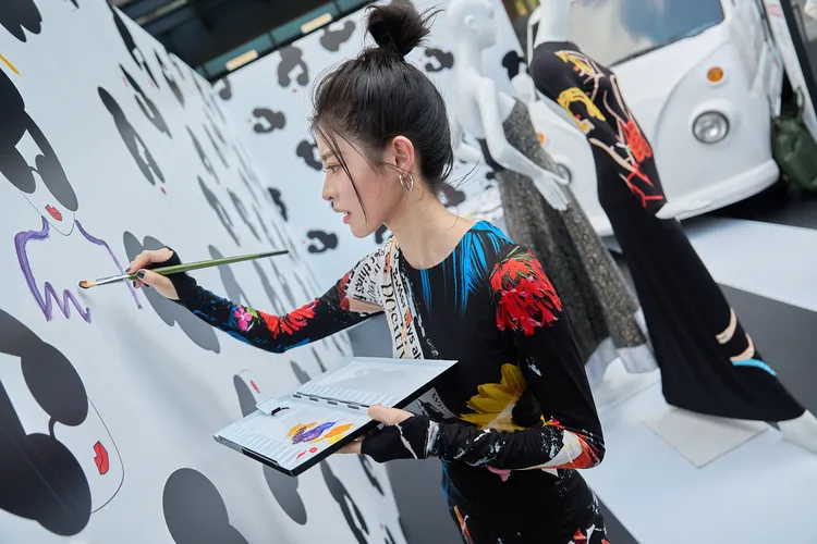 詹子萱在牆上塗鴉展現藝術天份。品牌提供