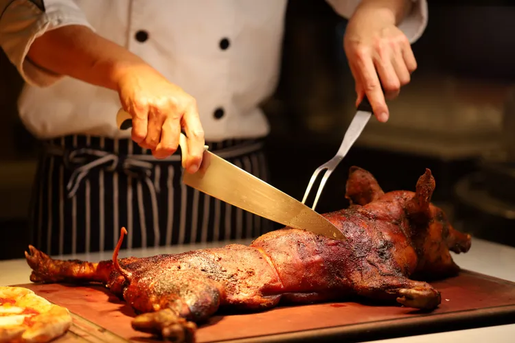 適逢中秋期間，指定餐期推出脆皮烤乳豬等應景烤肉料理。高雄萬豪提供