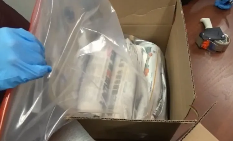 刑事局向美方拿取證物。警方提供