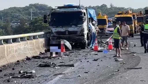 國3通霄段恐怖車禍!故障大貨車、拖吊車遭砂石車撞釀2死
