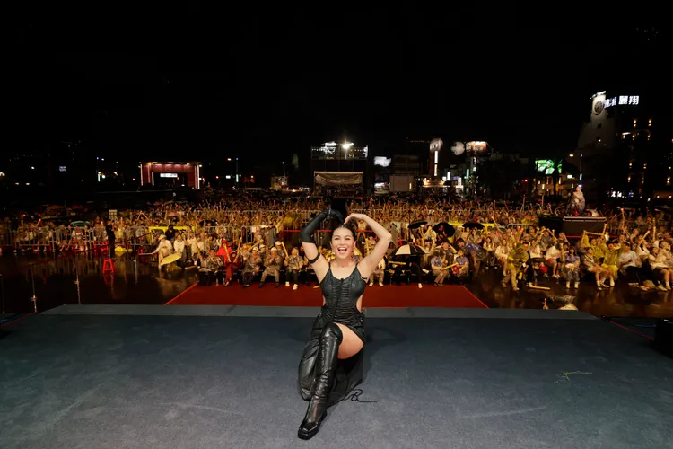 阿布絲與觀眾合照。華納音樂提供