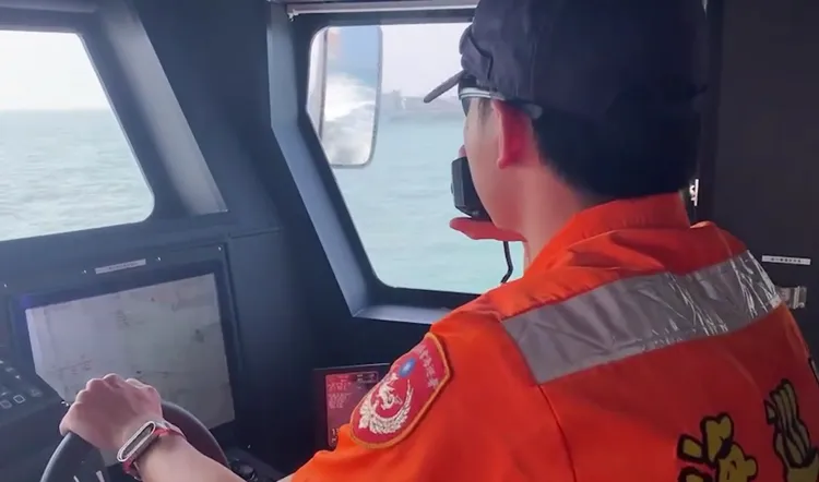 海巡人員廣播驅離。海巡署提供