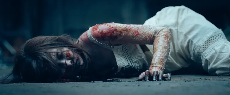 安心亞在片中飾演跳樓自殺的白衣女子。劇匯文創提供