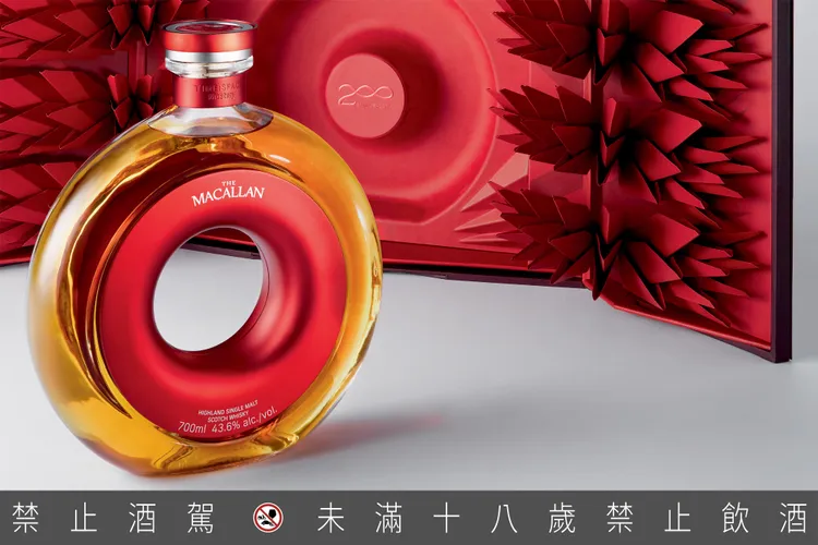 「時空旅行-大師工藝」套裝外盒以摺紙藝術呈現200根紅色鋒芒，而內斂優雅的環形瓶身靜置其中，呼應大自然守護美好事物的意象，象徵麥卡倫對自然的永續承諾。業者提供
