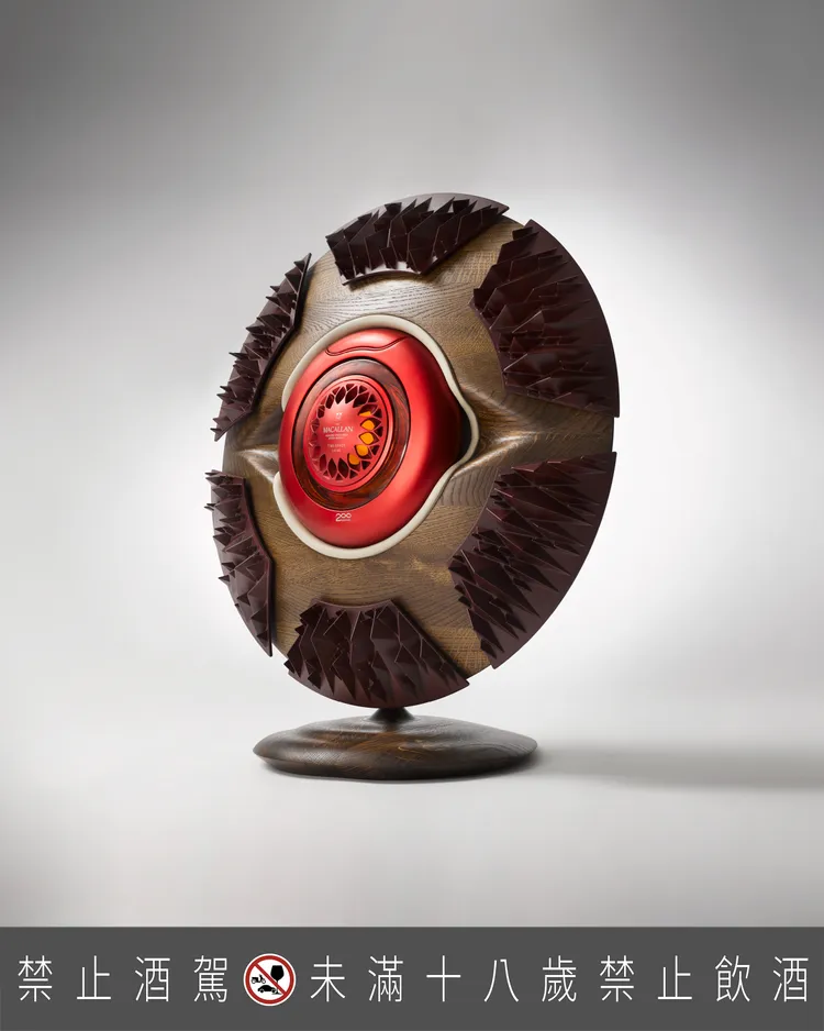 麥卡倫「時空旅行」置於橡木陳列雕塑中，其選用美國白橡木和歐洲紅橡木交互層疊製作而成，象徵麥卡倫堅持追求卓越品質與永續的信念及對雪莉橡木桶的完美致敬。業者提供