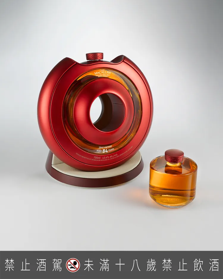 麥卡倫「時空旅行」瓶身採用內、外層特殊雙環結構設計，外層盛裝麥卡倫史上最高年份的84年單一麥芽威士忌，內層則盛裝2018年麥卡倫新酒廠落成後的首批單一麥芽威士忌。業者提供