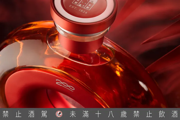 麥卡倫「時空旅行-大師工藝」選用14種最高品質橡木桶而成，致敬麥卡倫釀酒大師卓越非凡的百年釀酒工藝。業者提供