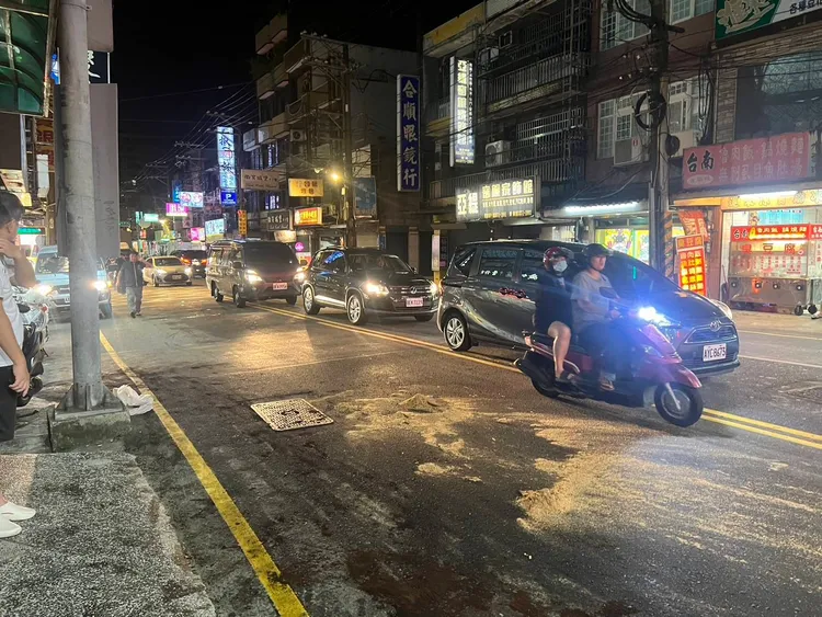 現場油漬。八德警分局提供