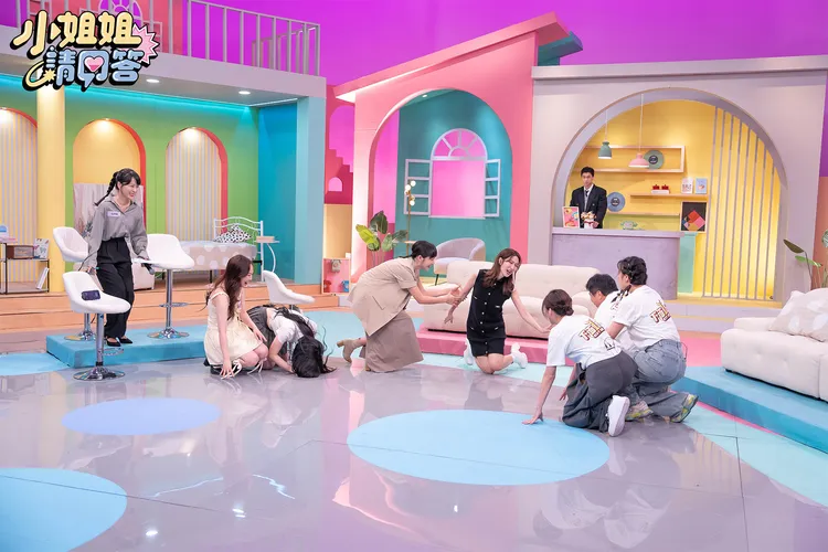 一見到綜藝天王胡瓜，曾莞婷（中）帶頭下跪。TVBS提供